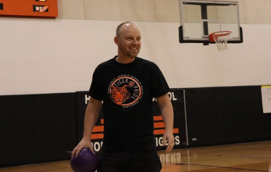 Mr.Harlow+catches+the+attention+of+his+opponent.