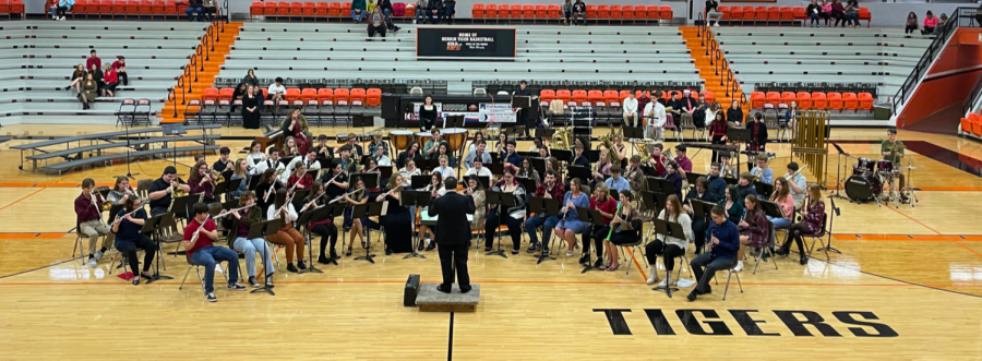 The+Herrin+High+School+Band+fills+the+Memorial+Gym+with+Christmas+spirit+using+music.+