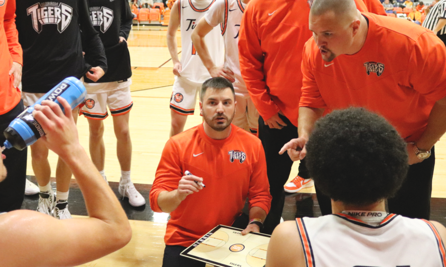 Coach+Sayler+Shurtz+talks+with+is+team+during+a+time-out.