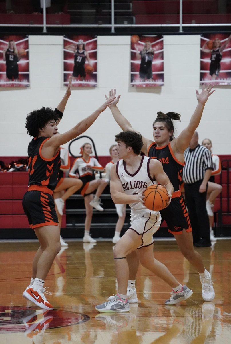 Senior members Kyrese Lukens and Madox Billingsley press a Carmi player at the halfcourt line. 
