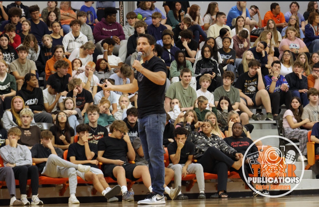 Clark speaks to the students of HHS